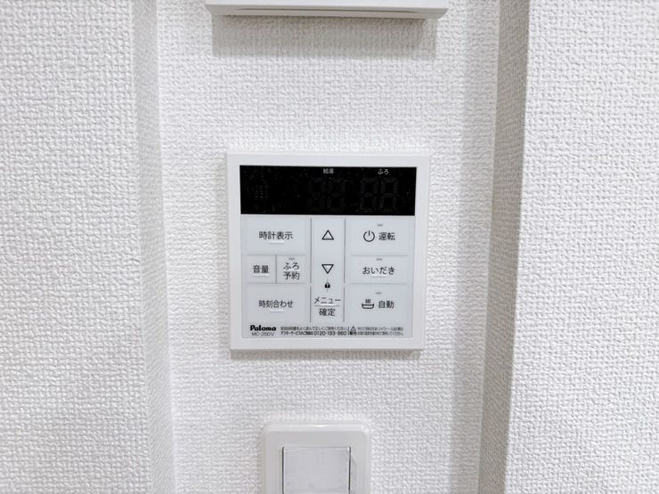 追い炊き機能でいつでも温かいお風呂を楽しめます。家族の入浴時間がバラバラでも、ボタン一つですぐに心地よい適温に。帰宅が遅くなったお父さんも、いつでもポカポカのお湯で一日の疲れを癒せます。