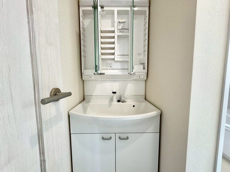 【Washroom】壁付け水栓でカウンターまわりが広々。洗面スペースがより快適になります。