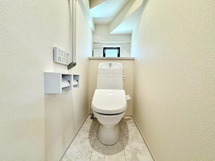 【Toilet】清潔感があり、落ち着いたデザインのトイレ。家族みんなが快適に使えます。