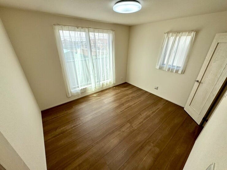 【Bedroom】ナチュラルな内装で、リラックスできる空間。寝室や書斎にも最適です。