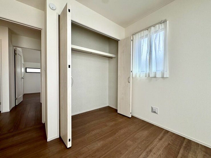 【Bedroom】洋室には収納力のあるクローゼット付き。衣類や荷物もすっきり収まります。