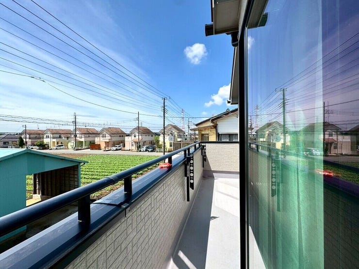 【Balcony】日当たりの良いバルコニーはお洗濯物がしっかり乾きやすく、毎日の家事にも重宝します。