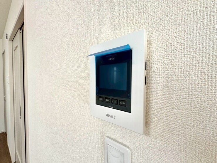 【Facilities】来訪者を確認できるモニター付きインターホンで、防犯面も安心です。