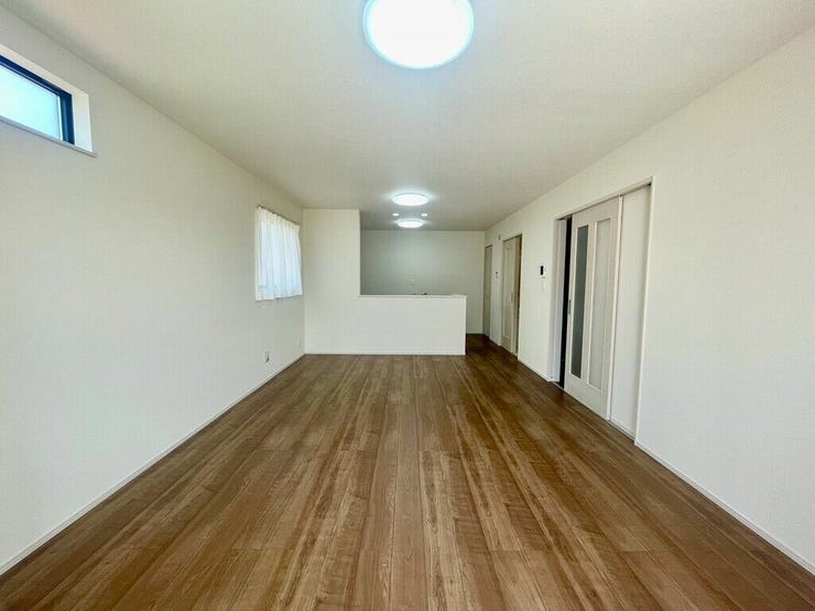 【Living】家族が集まりやすい場所で、くつろぎと会話が自然に生まれます。