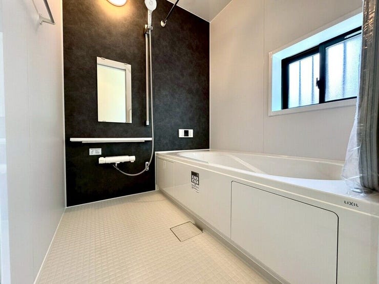 【Bathroom】お子様とのバスタイムにも十分な広さがあり、掃除も簡単にできます。