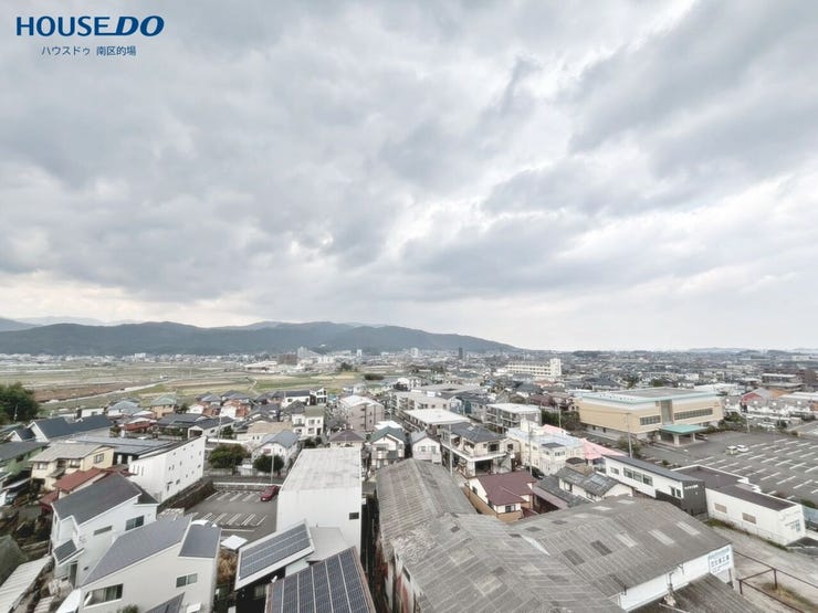 最上階で周辺に高い建物がないので明るく開放感のある眺望です。