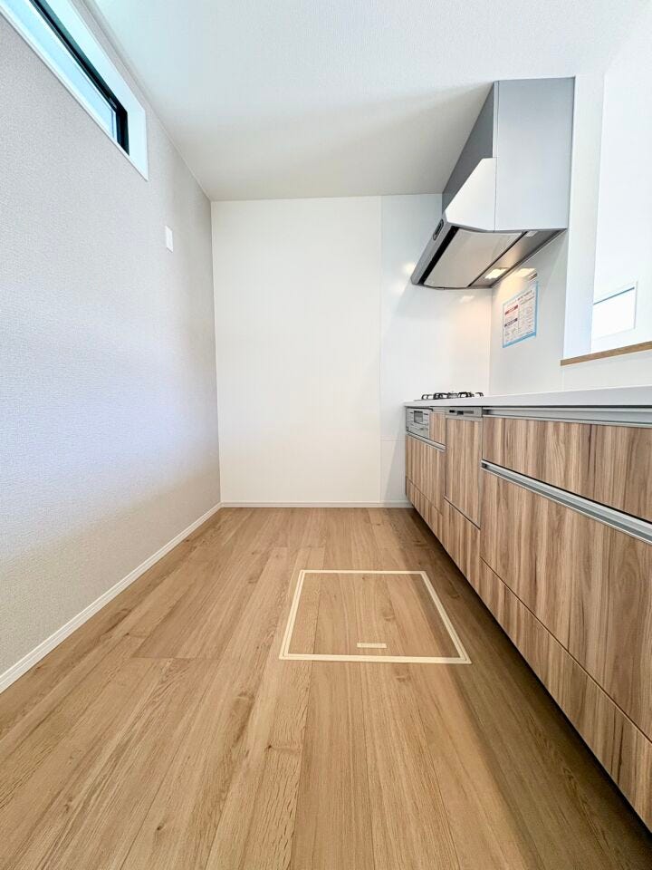 作業スペースにもゆとりがあり、複数人での調理やご家族と並んでの作業も快適です。冷蔵庫や収納棚の設置もしやすく使い勝手とデザイン性を兼ね備えたキッチン空間です。