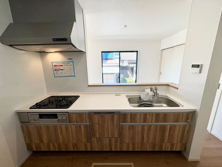 対面式キッチンのため、料理をしながらリビング全体を見渡せ、ご家族との会話も自然と生まれます。お子様の様子を見守りながら家事ができ、開放感と使い勝手を兼ね備えた快適なリビング空間です。