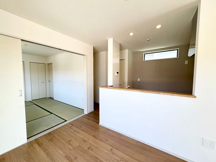 リビングとつながる和室は、扉を開けて広々とした空間としても、閉めて個室としても使える柔軟な間取りです。来客時の客間やお子様の遊び場、将来の寝室など、ライフスタイルに合わせて活用できます。