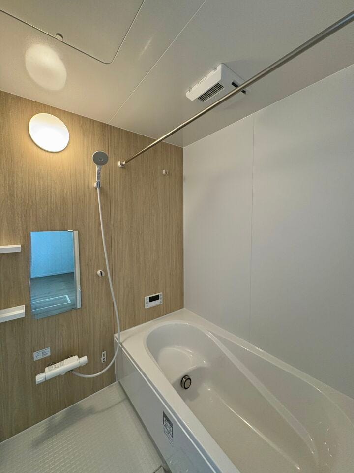 浴室乾燥付きのため、天気の悪い日や花粉の季節も心配ありません。ゆったりとしたユニットバスで、足をのばして入れるので疲れも癒されそうな広さです。