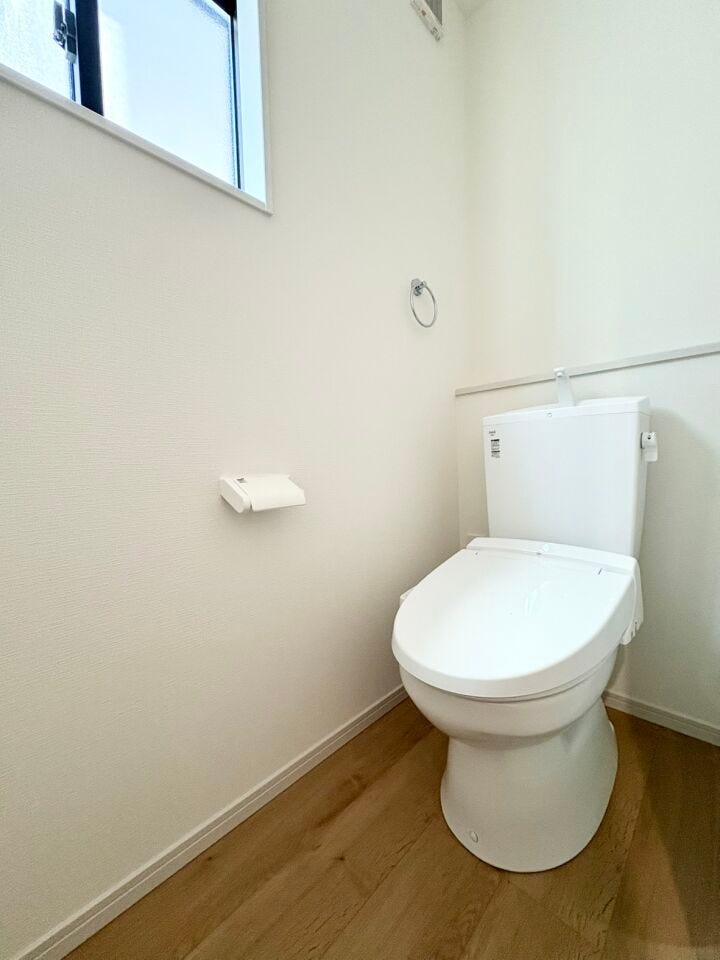 トイレは窓付きなので換気がしやすいですね。大人も子どもも快適な自動温洗浄便座機能付きで、衛生的かつ、ペーパー節約にもなります。