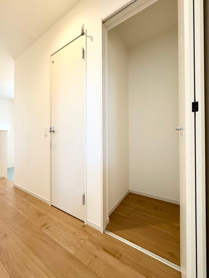 日用品や季節物、防犯用品の収納に便利。生活動線上で使いやすく、各居室をすっきり保てる共有収納として活躍します。アウトドア用品やベビーカーなど大きめのものも収納可能です。