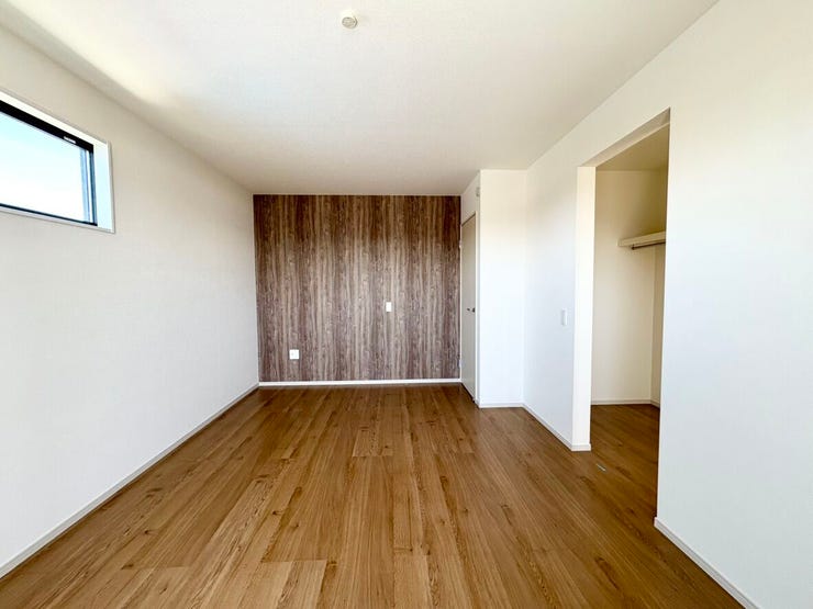 空間にメリハリとデザイン性をプラス。シンプルながらも印象に残る仕上がりで、家具やインテリアが映える、落ち着きのある洋室となっております。