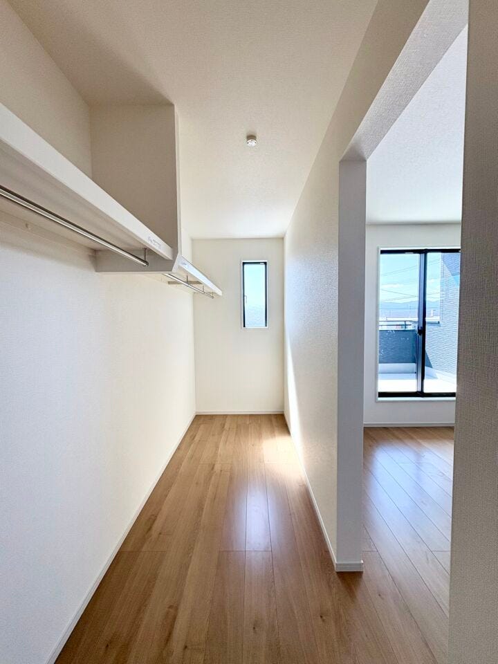 広めのウォークインクローゼット付きで収納力◎洋服・カバンや季節の電化製品などもこちらにきれいに収納できます。季節の衣替えも必要なくなるかもしれません。
