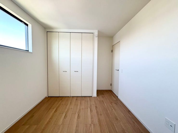 家具配置の自由度が高いお部屋です。収納棚などで自分好みに空間づくりができ、書斎や趣味部屋として使いやすい一室です。