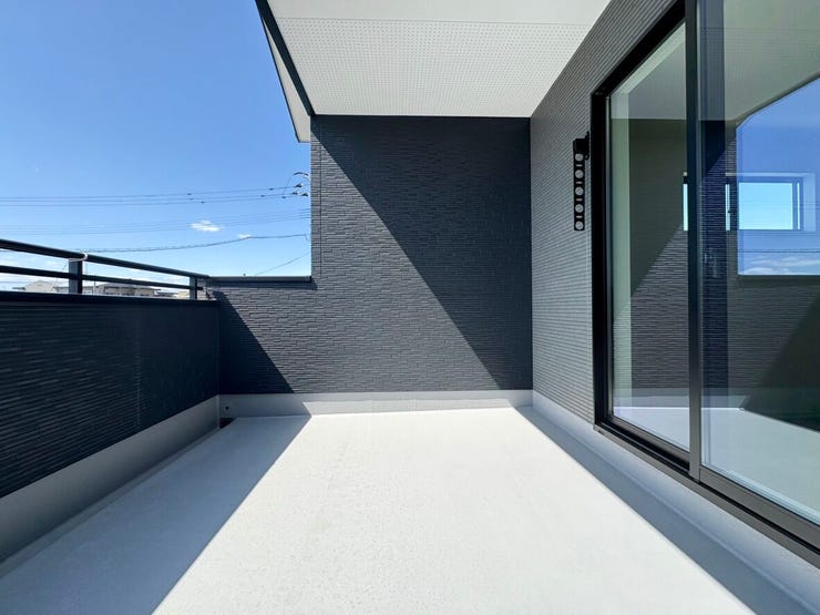 日当たり良好なワイドバルコニー。季節の花々を置いてお家と生活に彩りを。ふとんやタオルケットなどのサイズの大きいものも干しやすいです。