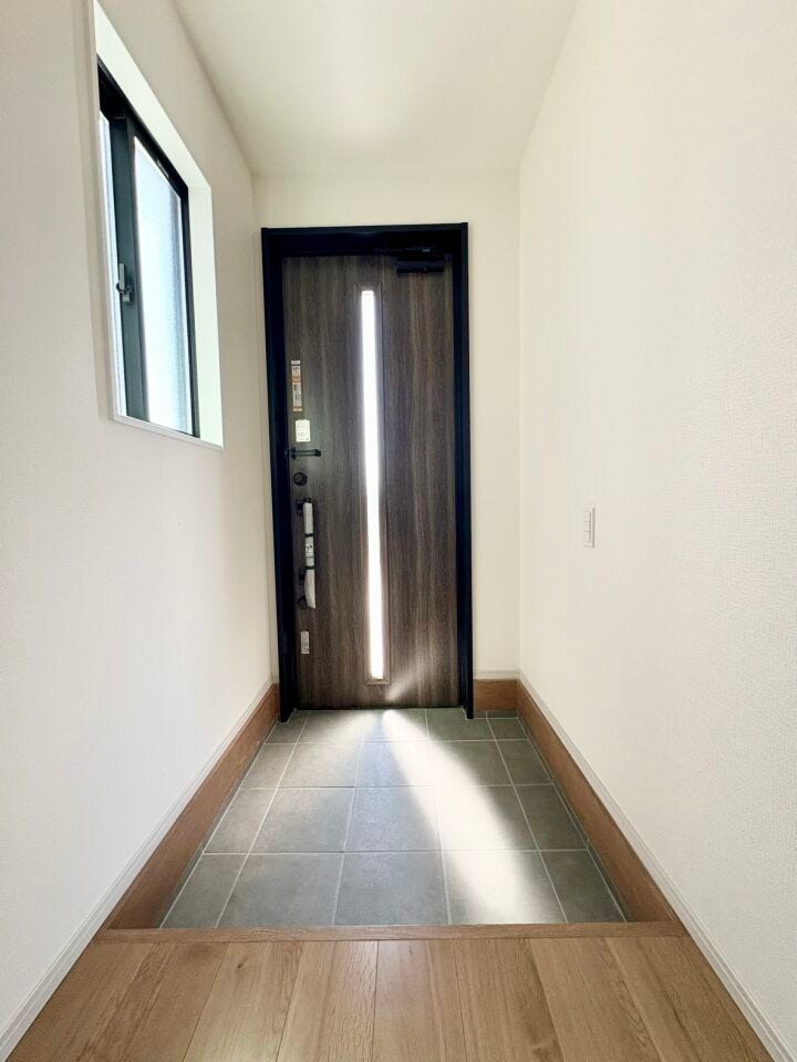 ブラックタイルは汚れが目立ちにくいく、お手入れもしやすい素材です。出入りしやすく、ベビーカーや荷物の出し入れもスムーズです。