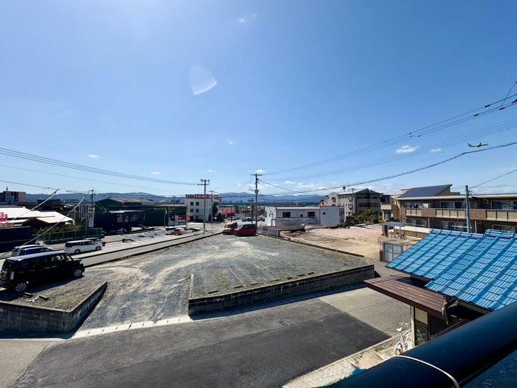 陽当たりのいいバルコニー。お出かけの際は上からお見送りもできますね。