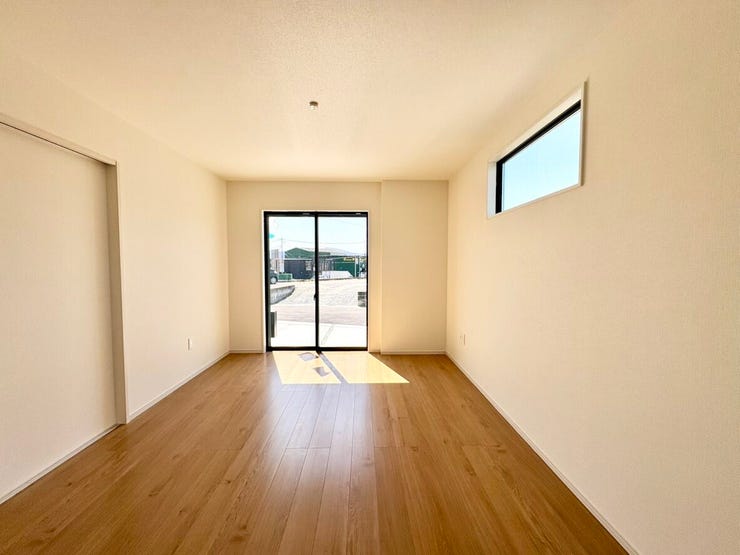 【リビング】
家族が同じ空間にいながらも、それぞれゆったり寛げる約18帖の広々としたLDK。