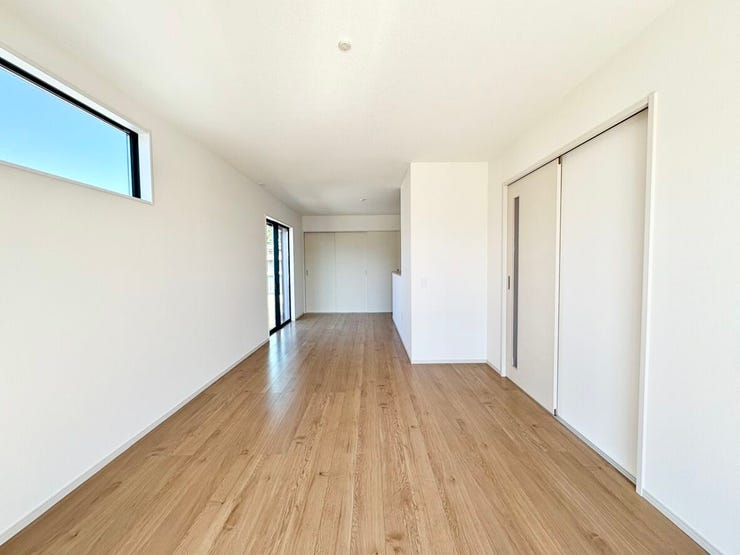 ホワイトを基調とした壁紙都木目調のフローリングで清潔感とワントーン空間を明るくしてくれるリビングに。