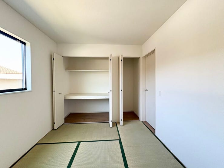 リビング隣接の和室にはクローゼット付きです。お部屋としてはもちろん、収納スペースとしても活用でき便利です。お部屋をすっきり使えます。