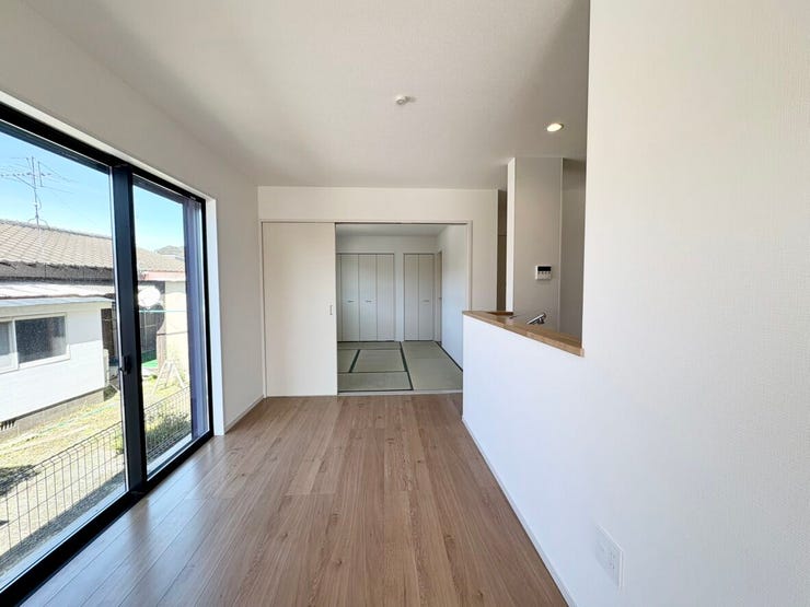 キッチンからリビング・ダイニングを見渡せる対面キッチンで、ご家族との会話を楽しみながら料理ができます。大きな窓があるので、明るい空間です。