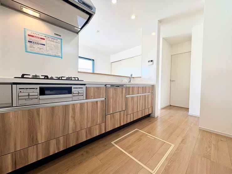 食品や日用品のストックをまとめて収納できるパントリーを完備。キッチン周りをすっきり保て、毎日の家事を快適にサポートします。災害時の非常食や水の保管場所としても安心。