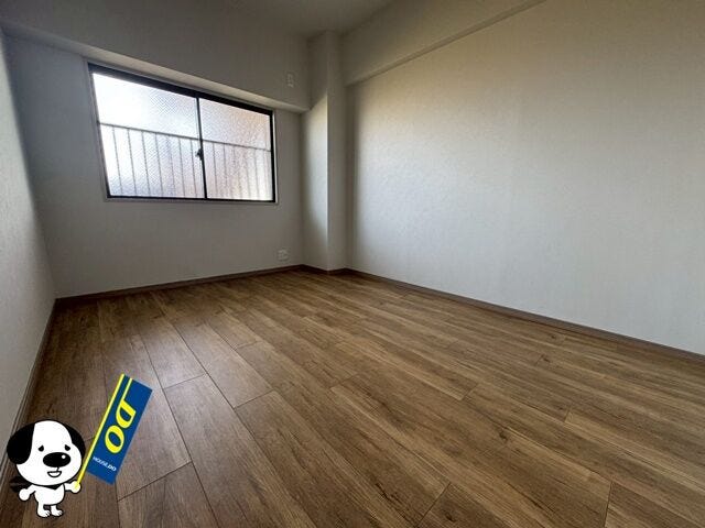 お掃除がしやすいフローリングの洋室です。