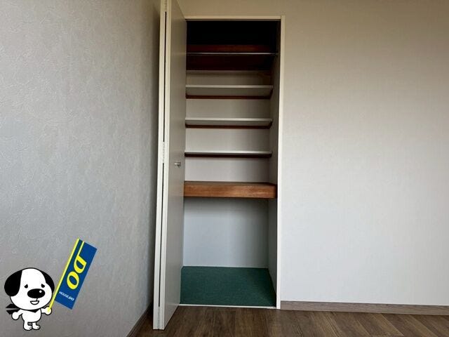 棚付き収納は小物の整理に便利ですね!