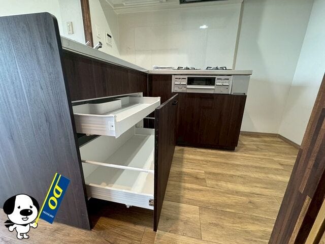 スライド式収納で、奥に入れたものを取り出すのも楽々。