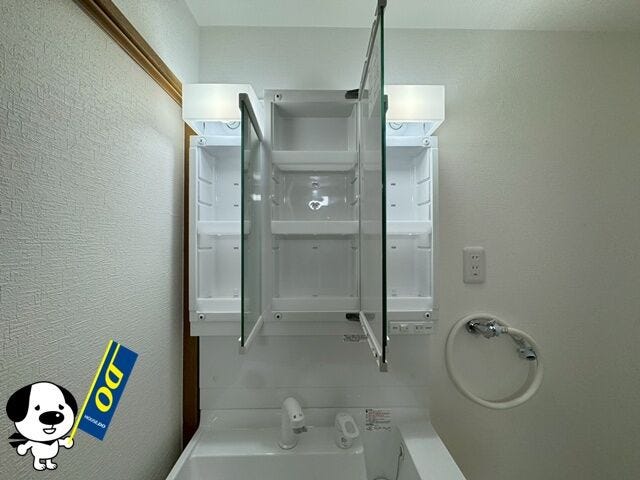 鏡の後ろは収納となっていて、細かいものでも収納できるのでスッキリと整理できます!