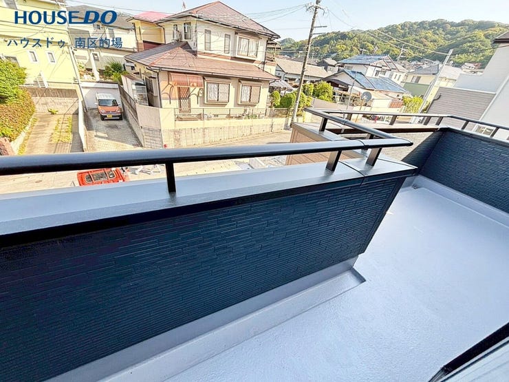 奥行きのあるバルコニーはお布団も洗濯物を干すだけではなく、話題のベランピングや夏のビニールプールも楽しめそうです。大きな観葉植物を置いても素敵ですね。