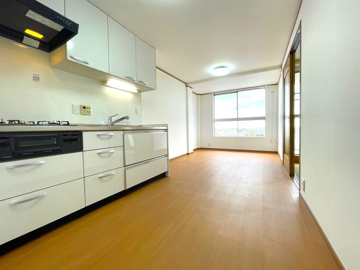 【外観】
【LDK】
約11.5帖のLDK。単身の方やお二人暮らしの方にピッタリの広さと間取り♪リビング窓からの眺望は、前面に視界を遮るものがなく開放的です!