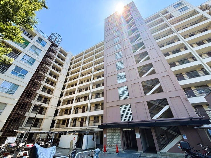 阪急千里線と北大阪急行、2沿線利用可能で通勤や通学に便利な立地!周辺は緑豊かで、敷地内には公園とゴルフ練習場がございます♪