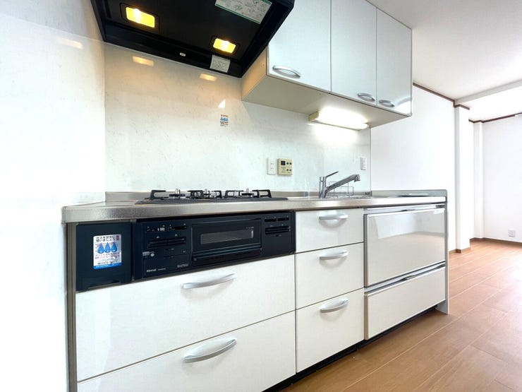 三口コンロと広々シンクが完備されたシステムキッチン!収納も豊富です♪