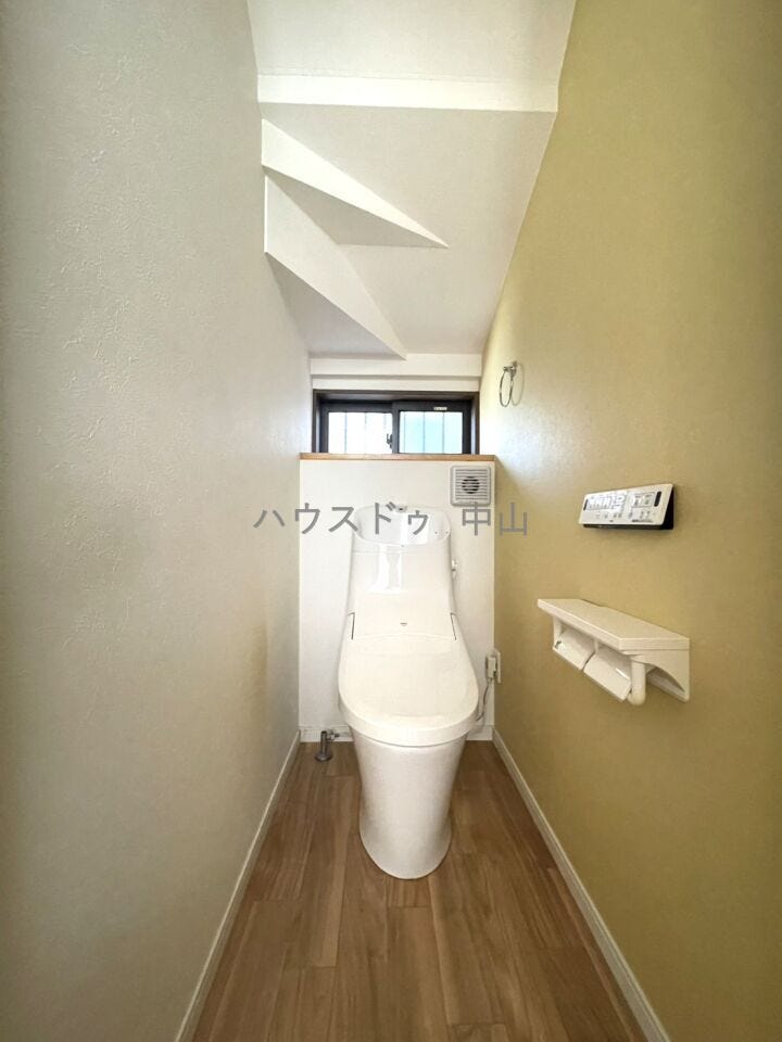 \清潔感あふれる洗浄便座付きトイレ/
1階に配置された使いやすい設計。快適な機能性と落ち着いた空間で、毎日の暮らしをさりげなく支えます。