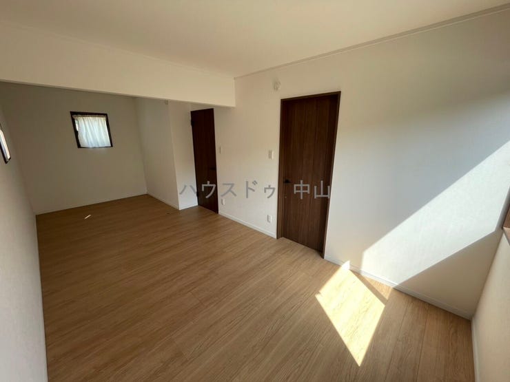 \暮らしにフィットする2階洋室/
プライベート空間としてゆったり使える一室。ベッドやデスクも置きやすい間取りで、将来の使い方にも柔軟に対応できます。