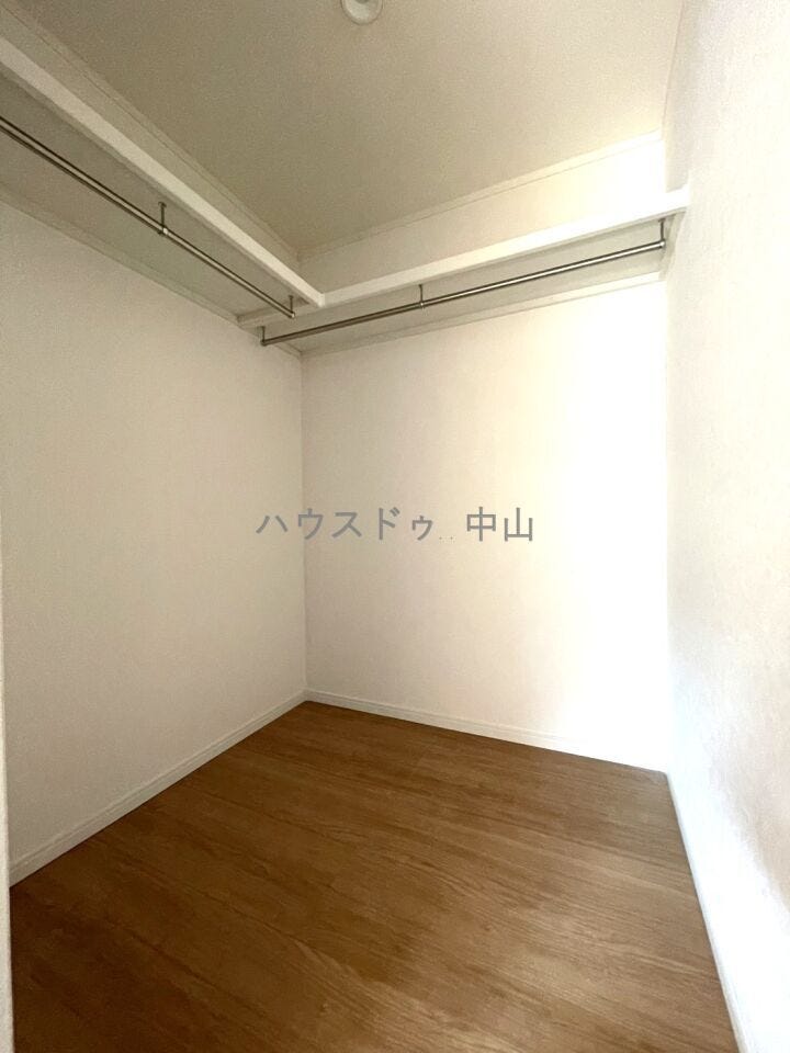 \たっぷり収納できるウォークインクローゼット/
衣類や季節物もすっきり収まる大容量設計。整理整頓がしやすく、毎日のコーディネートも快適に楽しめます。