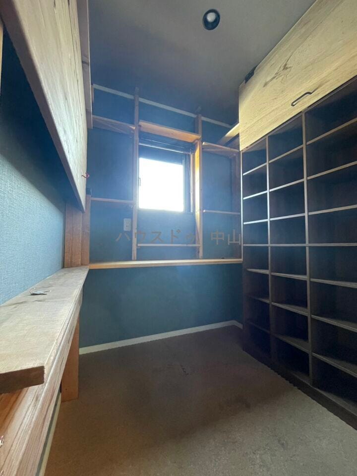 \あると嬉しい便利な納戸/
季節物や大型家電、アウトドア用品までしっかり収納。住空間をすっきり保てる、暮らしにゆとりをもたらす収納スペースです。