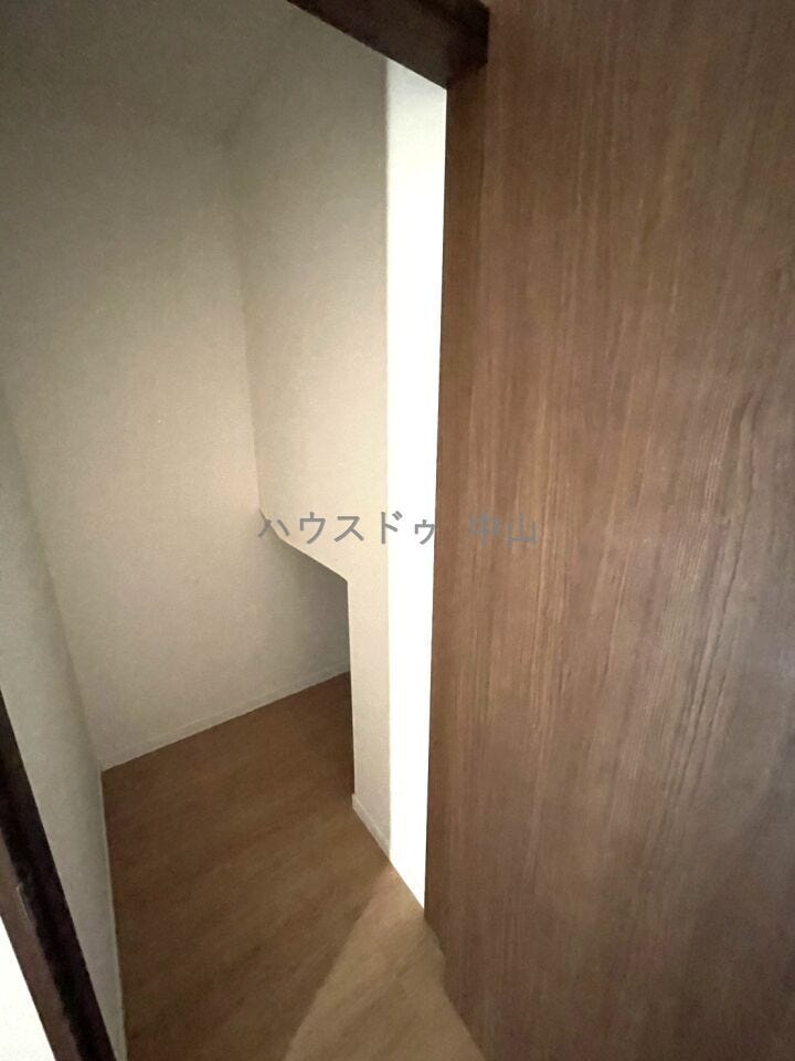 \空間を有効活用する階段下収納/
デッドスペースを活かした便利な収納。日用品や掃除道具もすっきり収まり、住まいをより広く快適に使えます。