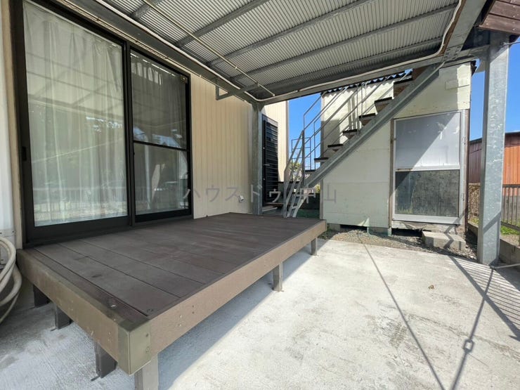 \ウッドデッキと倉庫つき/