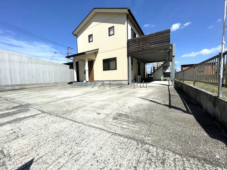 \圧巻の駐車4台可能スペース/
ご家族それぞれのお車はもちろん、来客用や社用車にも対応できる広さ。将来の増車にも安心のゆとりある駐車場です。