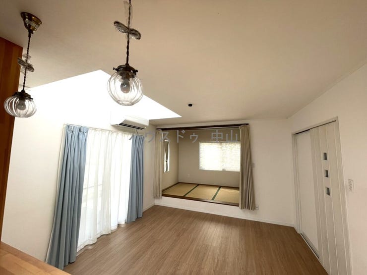 \光と風が心地よく巡るリビング/
家族が自然と顔を合わせる開放的な空間設計。ゆとりある広さで家具の配置もしやすく、毎日を快適に過ごせます。