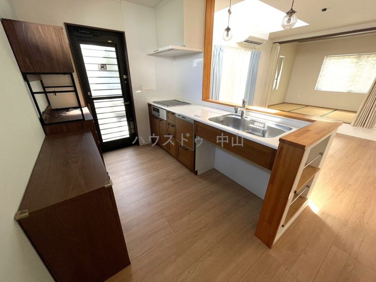 \家族との会話が弾むキッチン/
リビングを見渡せる開放的な設計で、料理中も安心。収納力も備え、毎日の家事が快適になる使いやすい空間です。