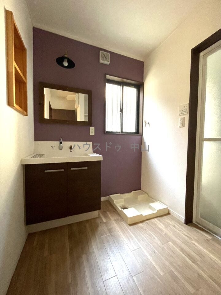 \清潔感あふれる洗面空間/
ゆとりある洗面室は、朝の身支度もスムーズ。収納もしっかり確保され、毎日を快適にサポートする使い勝手の良い空間です。