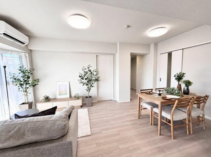 ◇現地見学会開催中◇
平日や仕事終わりの夜でも「今日見てみたい!」そんなときでもOK♪
お電話1本でスタッフがすぐに駆けつけます!
048-762-8871こちらから