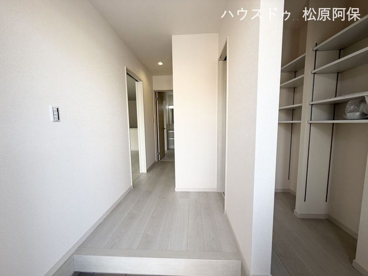 窓からの自然光が爽やかに差し込みます。毎日気持ちよく「行ってきます」ができる玄関です。