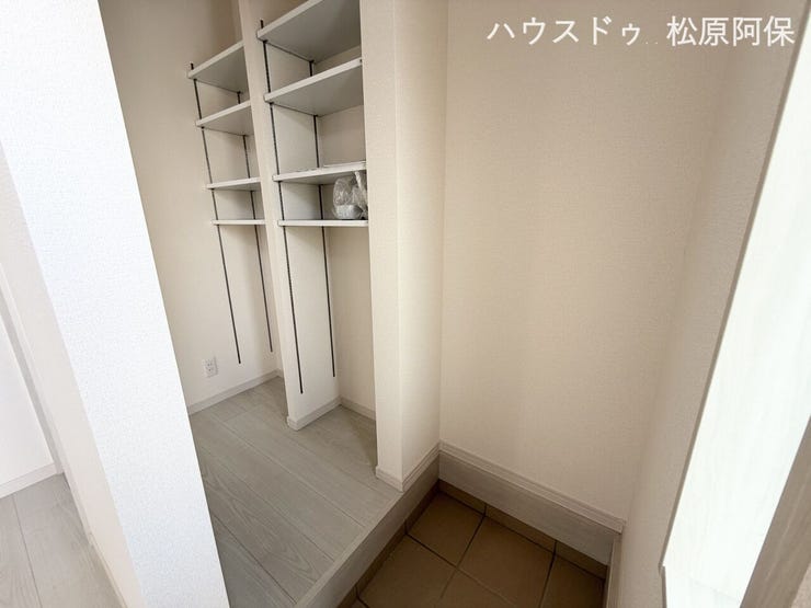 シックな木目調の大容量シューズボックスを完備。ご家族全員の靴をすっきり収納できる玄関です。
