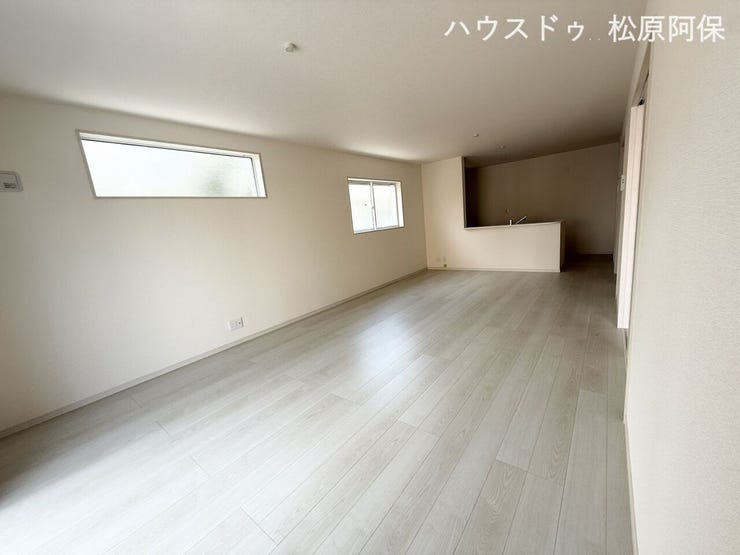 ホワイト基調で開放感バツグンの大空間LDK。大きな窓からやわらかな光が差し込み、毎日の暮らしにゆとりをもたらします。大きな家具を置いてもゆったり過ごせます。