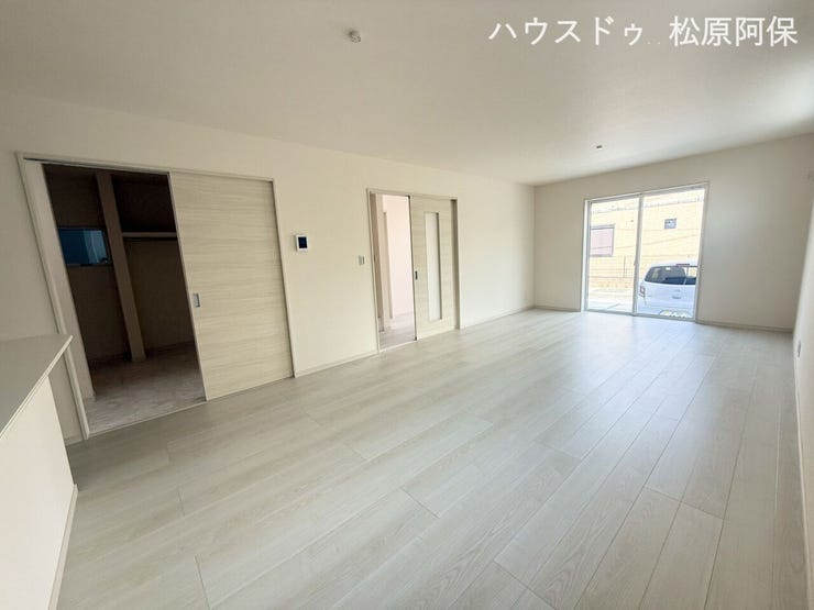 白を基調とした清潔感あふれる広々としたLDK。対面式キッチンで家族との会話も弾みます。大きな窓からは心地よい光が差し込み、週末はソファでゆったりと映画を観たりと、豊かなおうち時間を叶える大空間です。